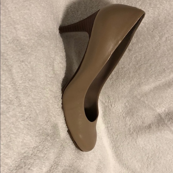 Nine West tan heels - Picture 3 of 3